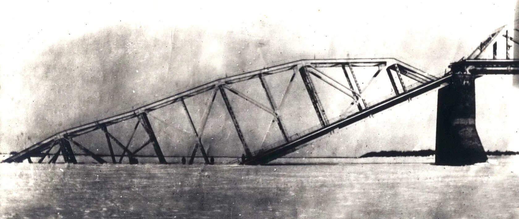 Подрыв моста через амур. Амурский мост 1916. хабаровск мост в 1916. ферма амурского моста. мост через амур жд 19 век.