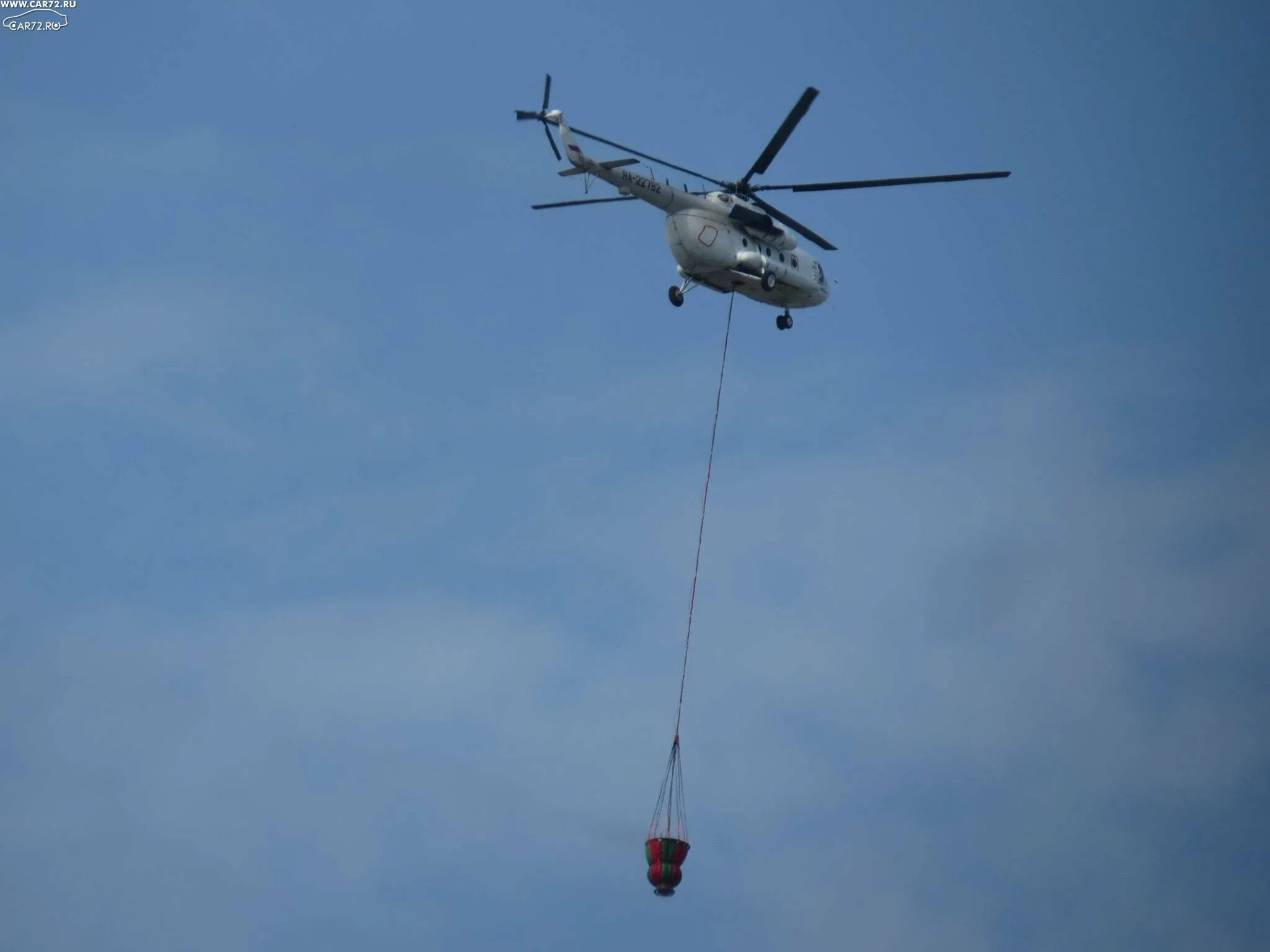 как летает вертолет. десантный вертолет мчс. ми 8 чернобыль. из за чего летает вертолет. вертолет с тросом.