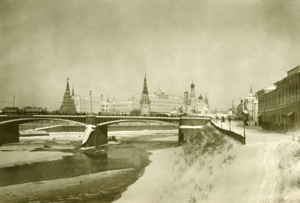 Каменный мост 1943. Большой каменный мост в Москве 17 века. Каменный мост Москва 1943. Большой каменный мост 19 век. Большой каменный мост в Москве 1943 года.