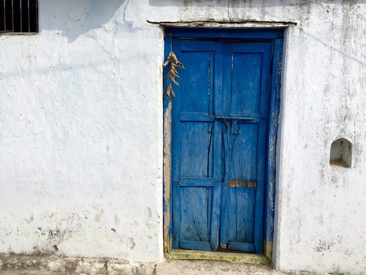 Синяя дверь. Старая синяя дверь. Синяя старинная дверь. Обшарпанные двери. Обшарпанная голубая дверь.