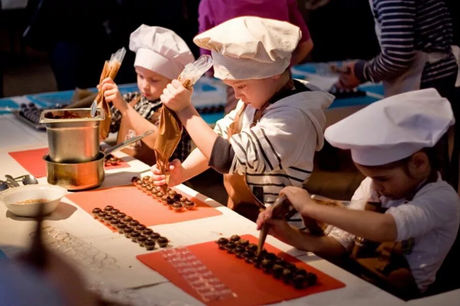 Мастер класс шоколадной фабрики. Шоколадная фабрика новосибирская экскурсия. Йошкар-ола шоколадная фабрика. Шоколадный музей в ростове на дону. Музей шоколада шоколадушка краснодар.