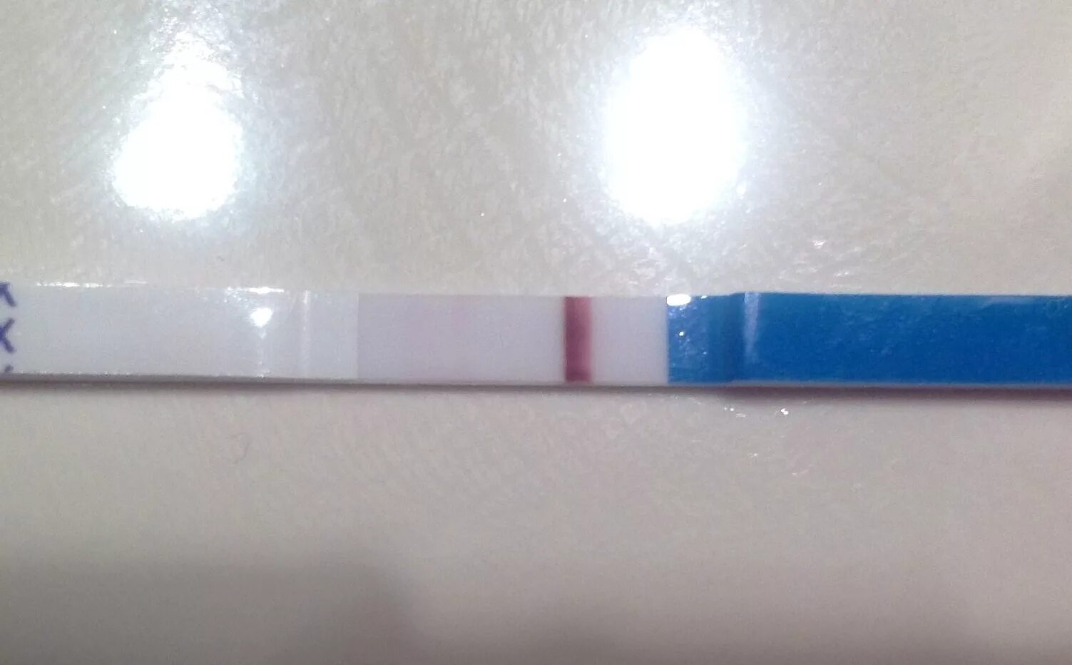 3 полоски тест на беременность что означает. Тест на беременность полоски. Вторая полоска на тесте. Тест на беременность 2 полоски. Вторая полоска белая.
