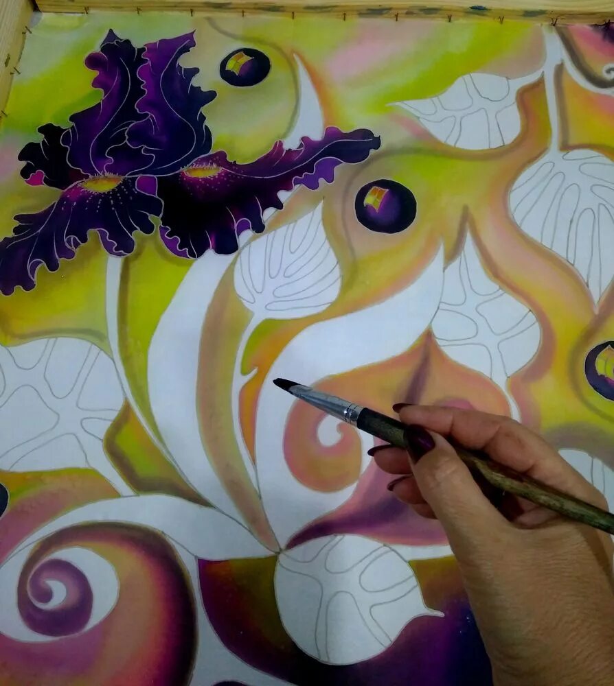 Изображение изделий выполненных в технике батика. Роспись ткани батик. Художник росписи по ткани. Батик роспись горячая.