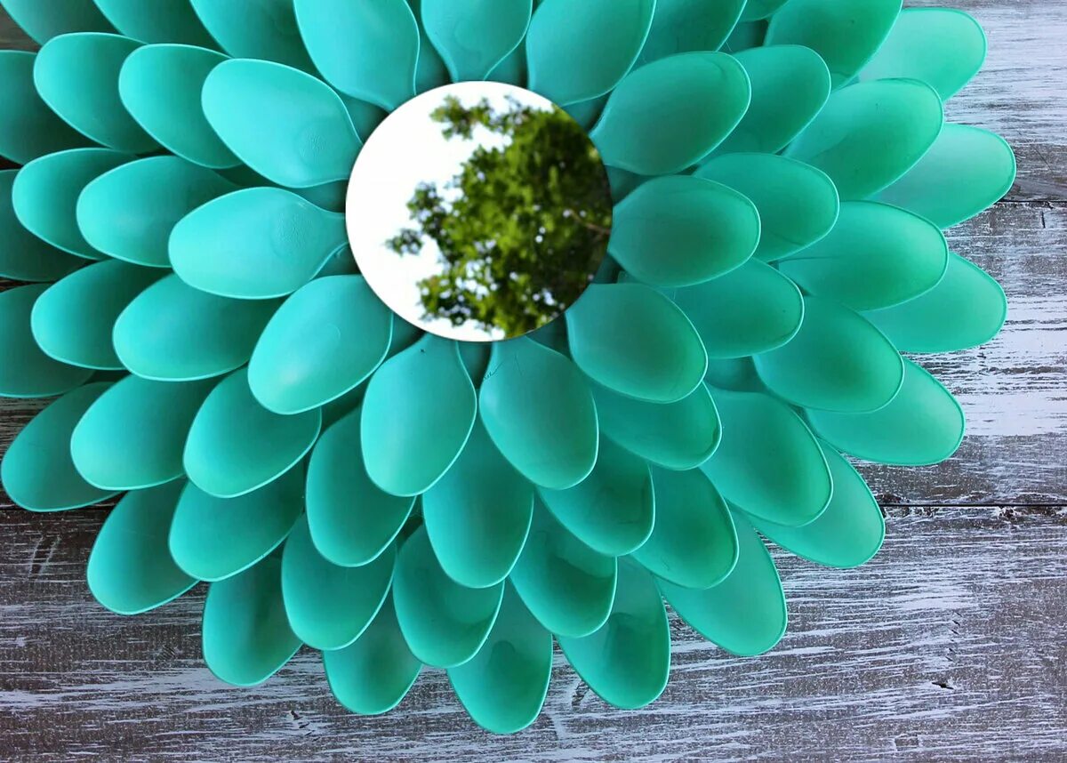 Поделки из пластиковых ложек. Цветы из ложек. Цветы из пластмассовых ложек. Украшения из пластиковых ложек. Как сделать из пластиковых ложек.