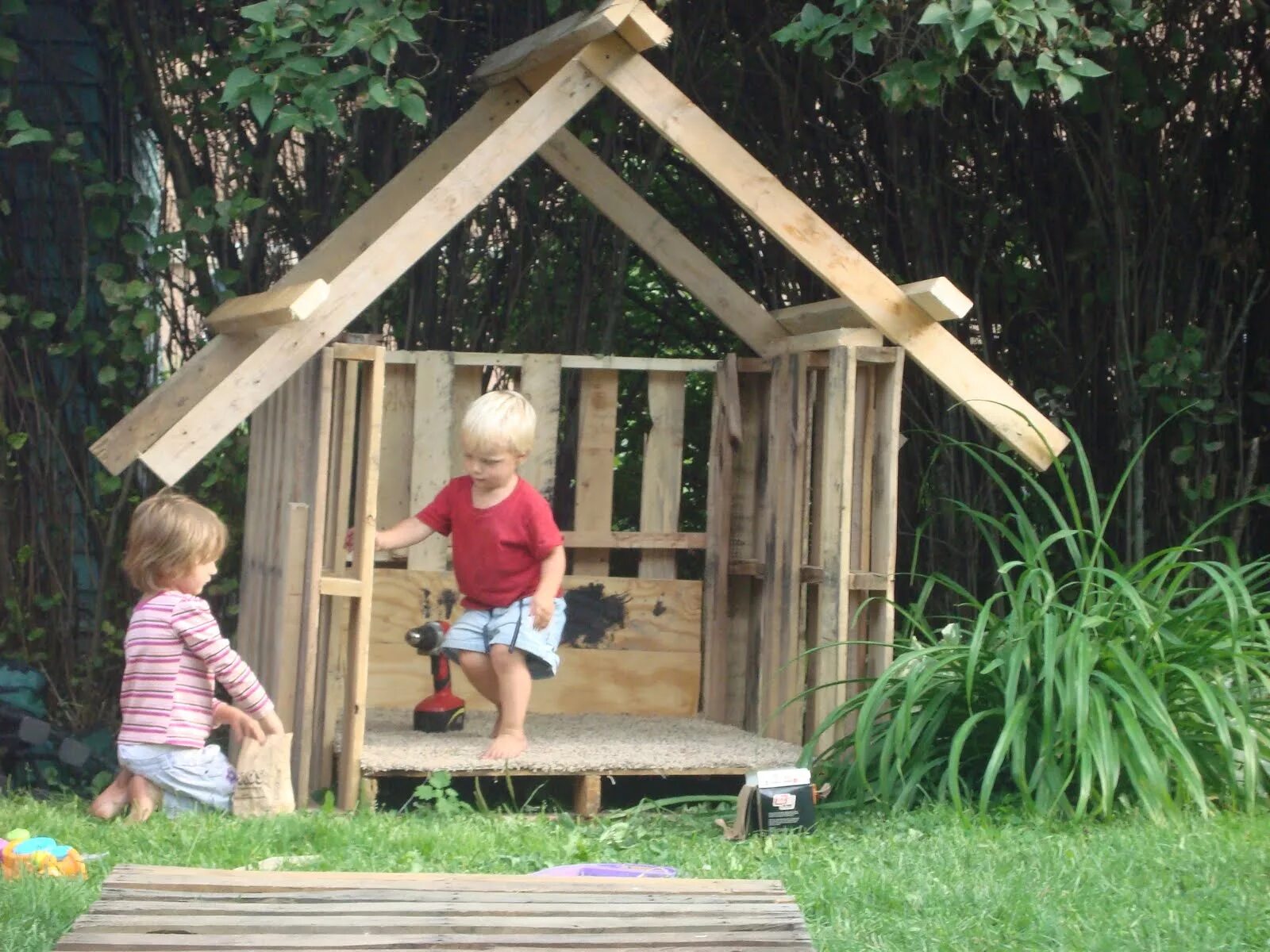Простой домик своими руками. Домик для детей в саду. Детские деревянные домики. Домик для детей на даче. Детский домик на участке.