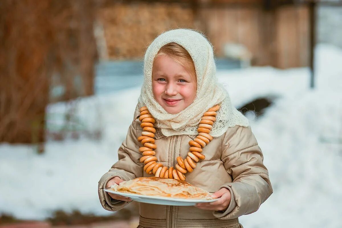 Девушка с блинами на масленицу. Масленица фотосессия. Масленица дети с блинами. Девушка с блинами. Детям о Масленице.