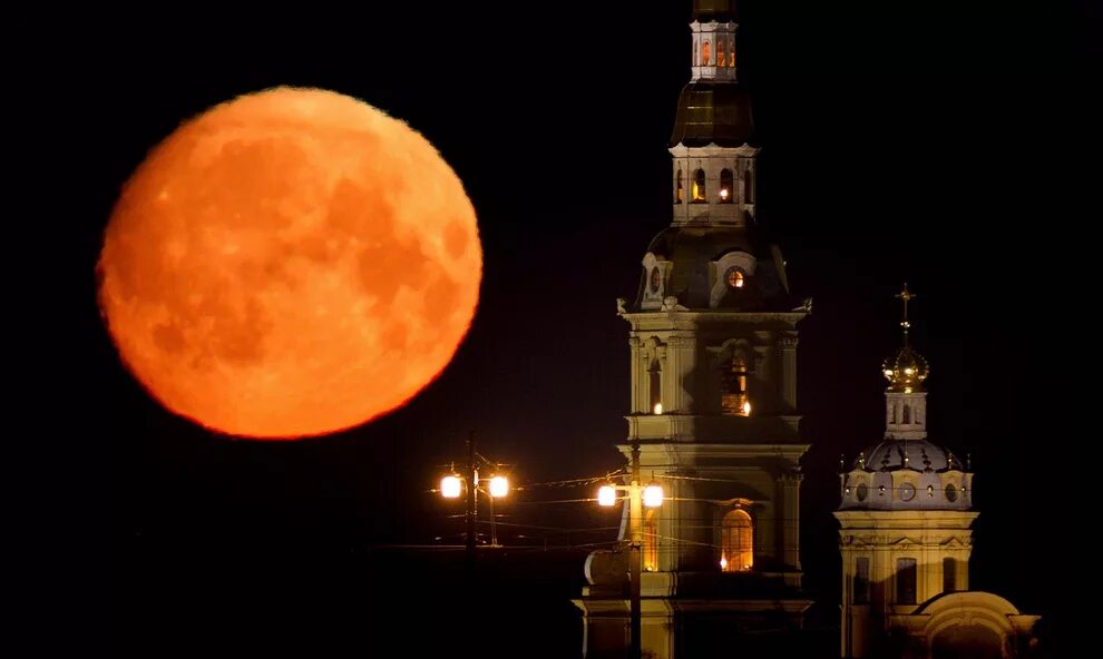 Огненный шар ночью. Луна в Санкт-Петербурге. Суперлуние в Питере. Суперлуние в Санкт-Петербурге 2022. Полная Луна над Питером.