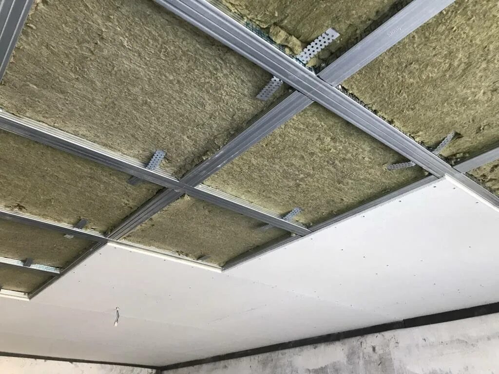 Шумоизоляция потолка кнауф акустик. Монтаж звукоизоляции стен. Шумоизоляция потолка. Шумоизоляция потолка тзи. Крепление звукоизоляции.