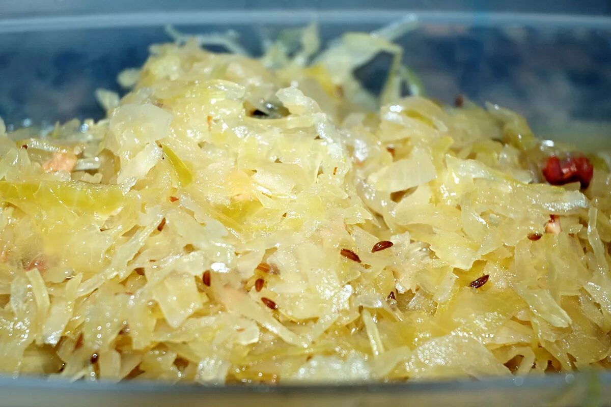 Кислая капуста зауэркраут. Кислая капуста зауэркраут (Sauerkraut). Квашеная капуста с тмином. Квашеная капуста с укропом. Квашеная капуста есть на ночь