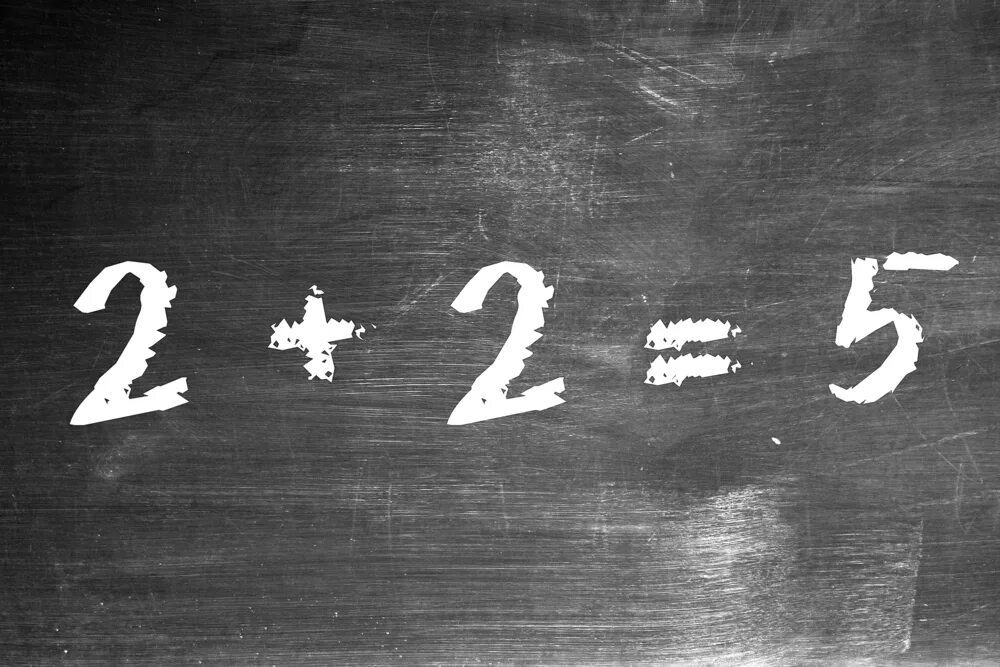 Горячие цифры дважды два. Два плюс два равно пять. 2+2 На доске. 2+2 Картинка. Доска с надписью 2+2.