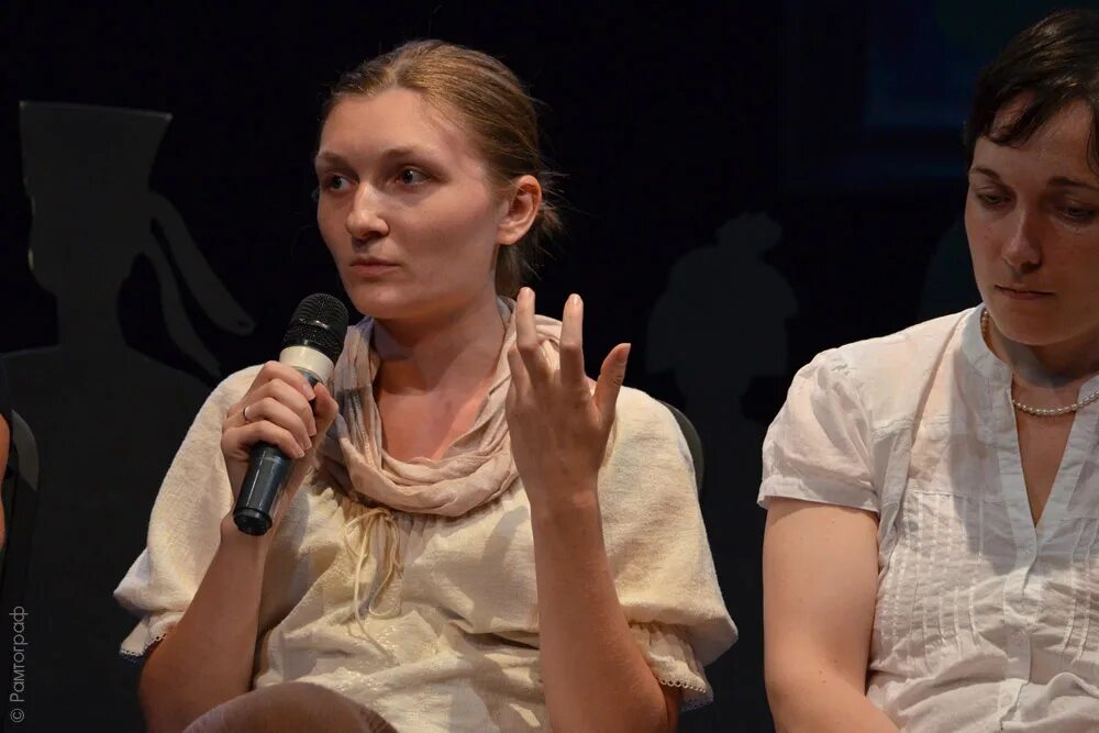 женщина зритель в театре. работа в театре для женщин. роль в театре. позирование в театре. театральные постановки женщины.