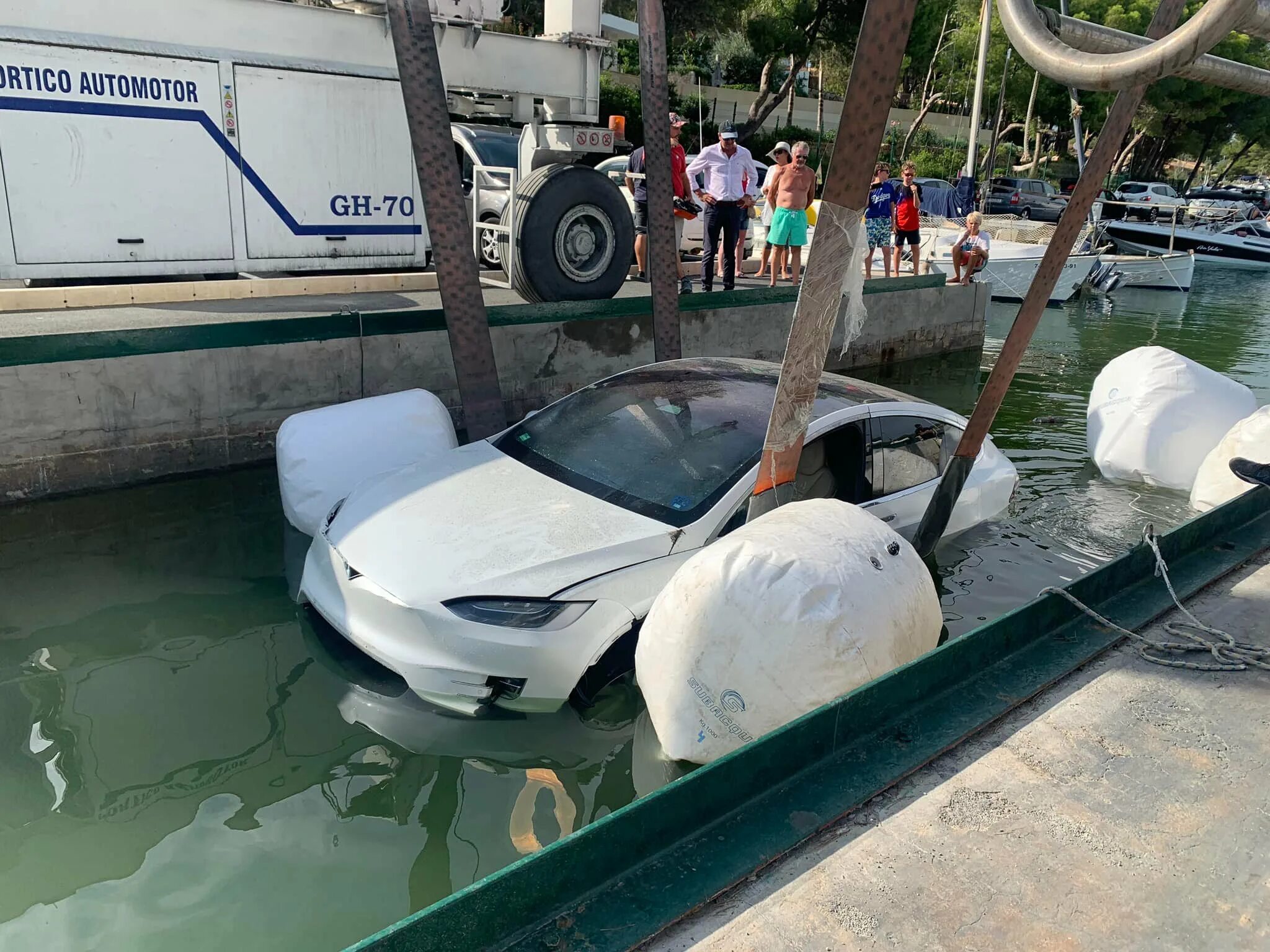 Падали машины в воду. Машина упала в воду. Электрокар в воде. Китайский электрокар в воде. Машина из воды.