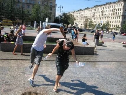 Облили водой примета