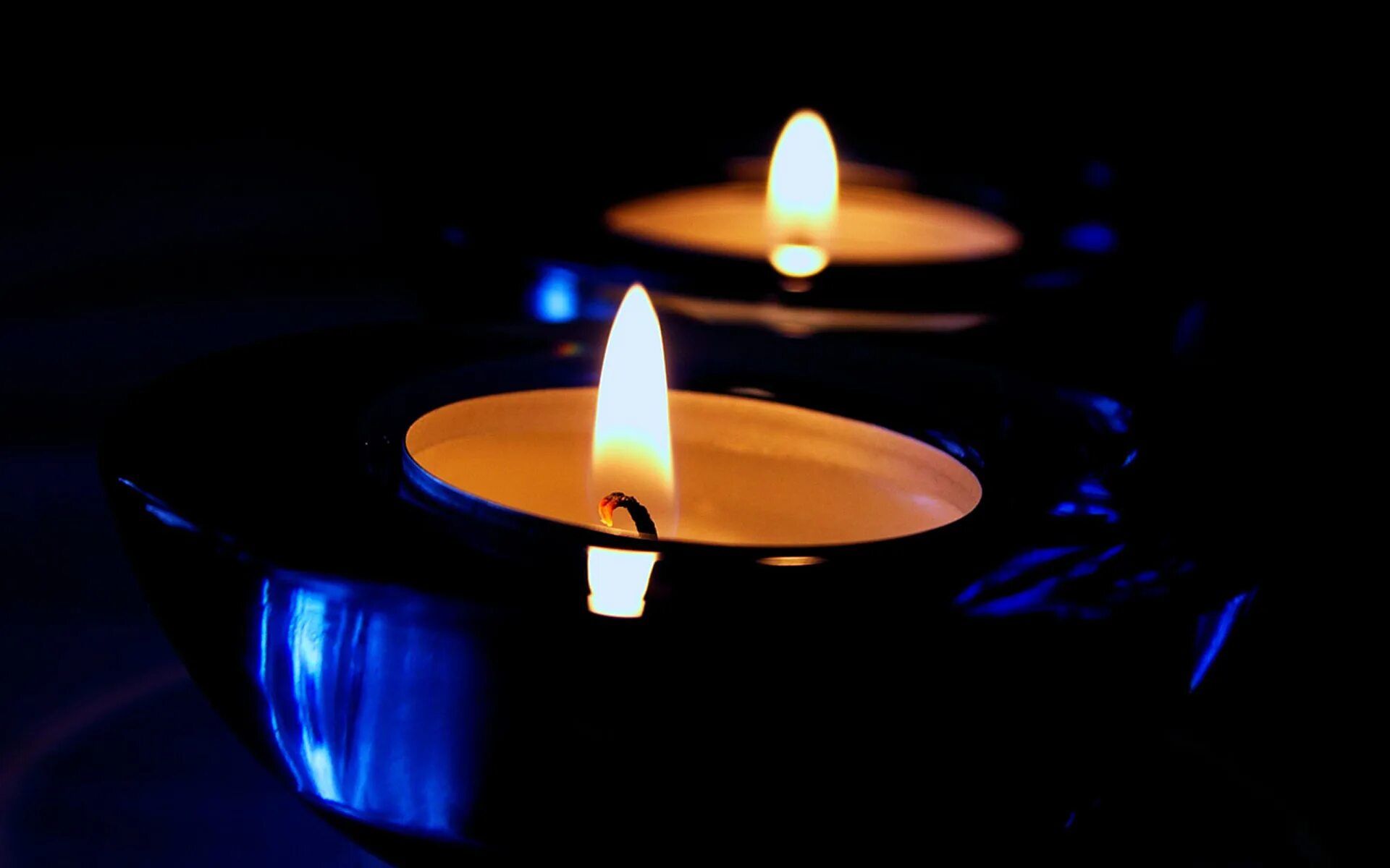 Горящая свеча. Горящие свечи. Свеча в темноте. Романтические свечи. Горят три свечи