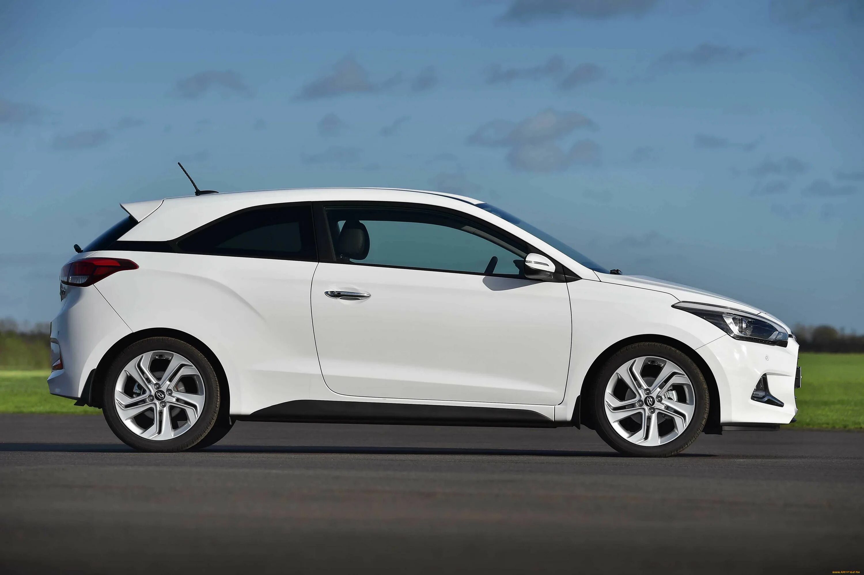 Hyundai i20 Coupe. Hyundai i20 2015. Хендай i20 купе. Хендай ай 20 купе.