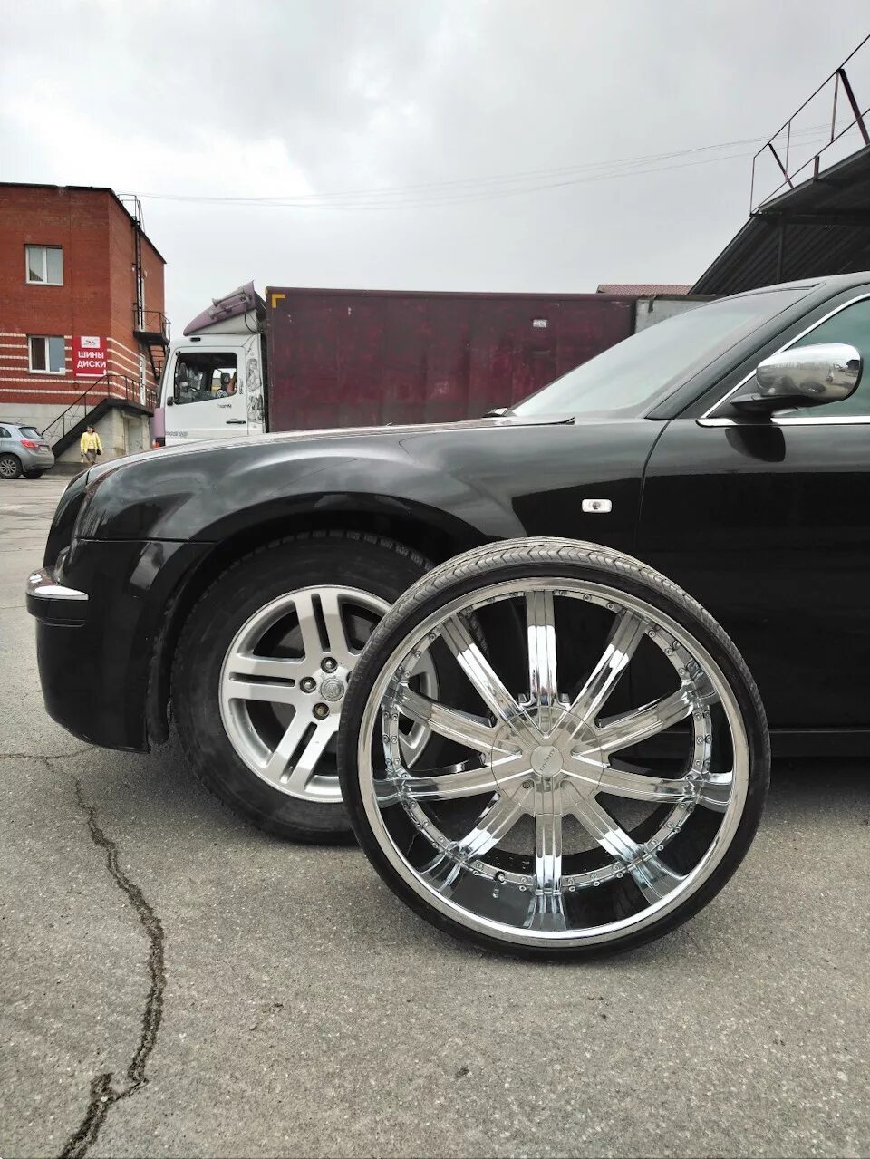 R24 Крайслер 300с. Chrysler 300c r22. Диски r22 Chrysler 300c. 275/25 R24. Купить r 24