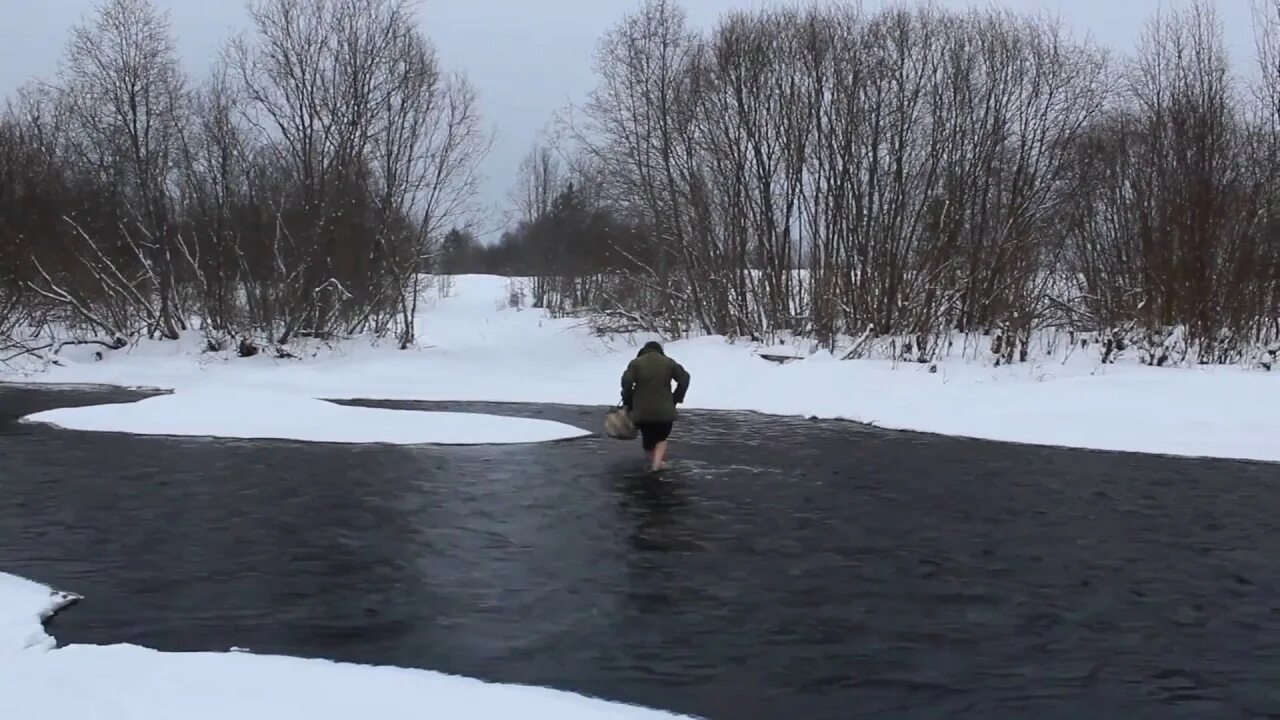 Переходят через реку. Бабашка (река). бабы переходят реку вброд. перейти реку вброд. бабка переползает речку.