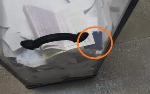 Девушка залила урну с избирательными бюллетенями
