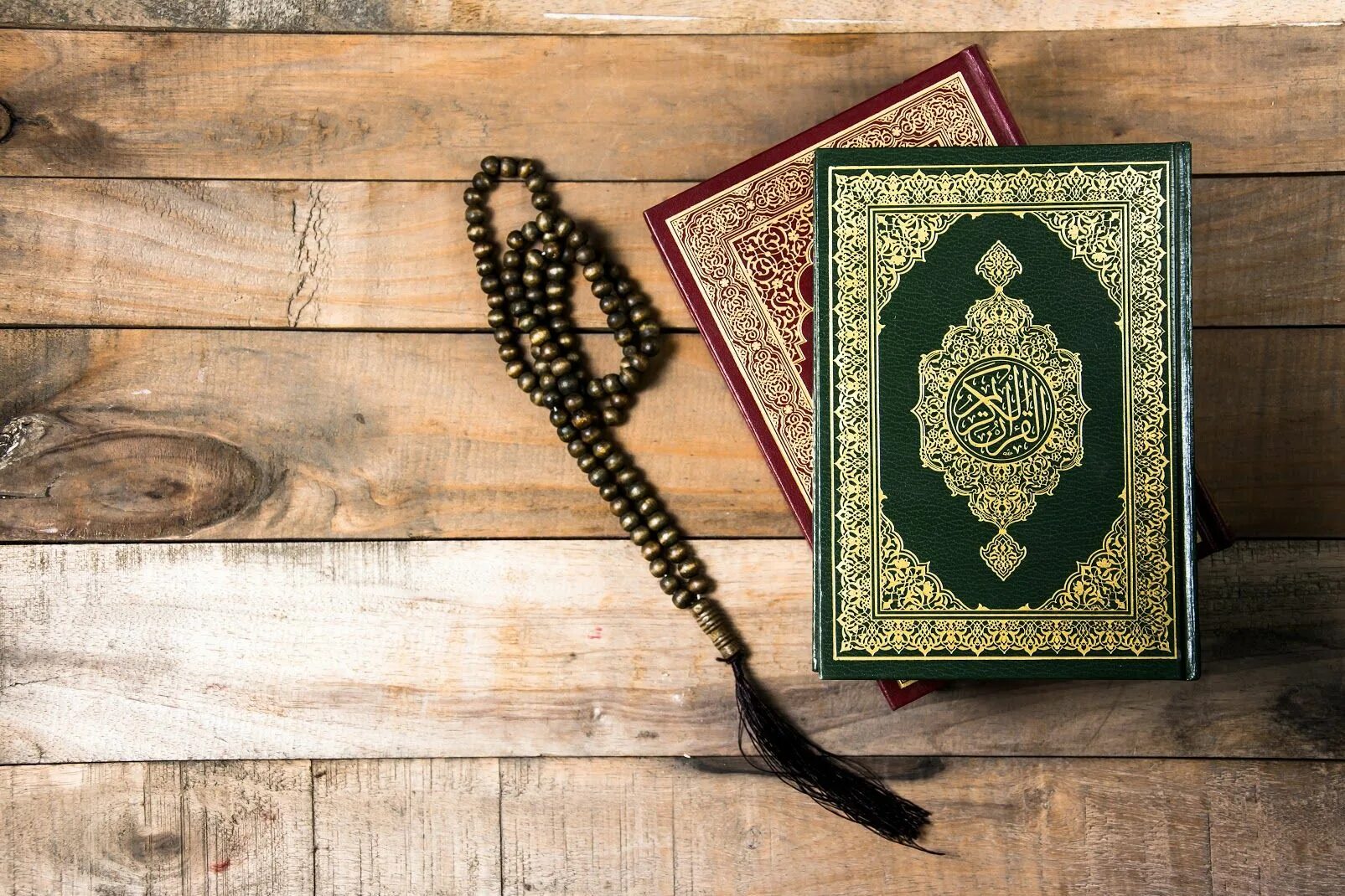 Коран зейналова. Коран обои. Книга коран с переводом. Чтение корана. Священный коран перевод смыслов книга.