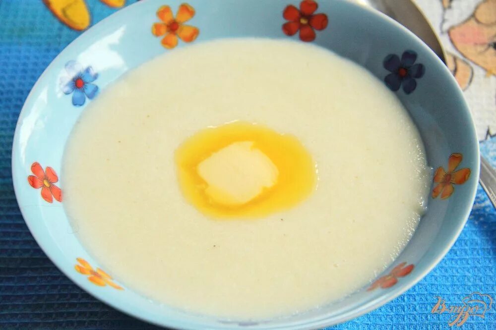 Манная каша в тарелке. Манка в тарелке. Тарелка с кашей. Манная каша на молоке. Манная каша в детском саду.