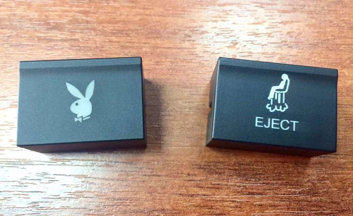 Табличка шенгвей с гравировкой. Лазерная гравировка на пластике. Шильд под гравировку серебро. Восстановление надписей на пластике. Нанесение надписей на пластик.