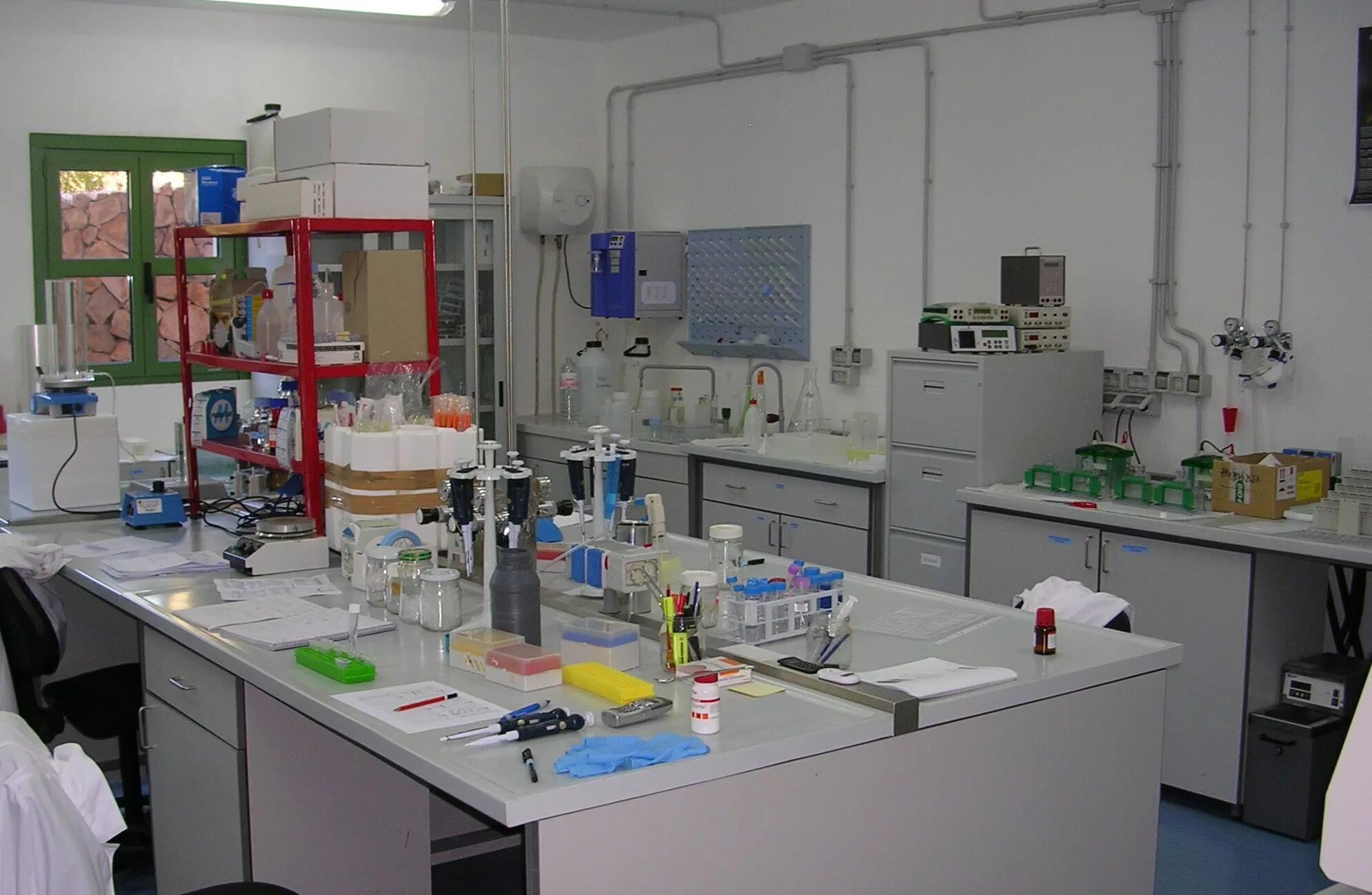 Лаборатория 2 гис. Оборудование для лаборатории микробиологии. Оснащение микробиологической лаборатории. Лабораторное оборудование для микробиологической лаборатории. Аналитическое оборудование для лабораторий.