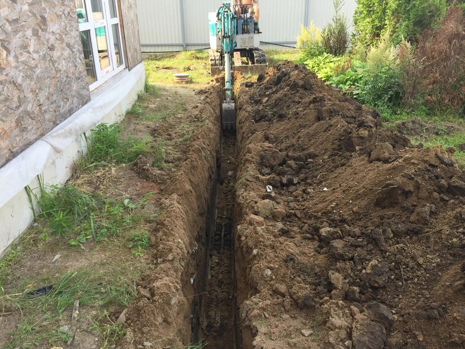 укрепление водоотводных канав. зем полотно водоотводные нагорные канавы. очистка и углубление канав. дренаж болотистого участка. мелиорация канавы.