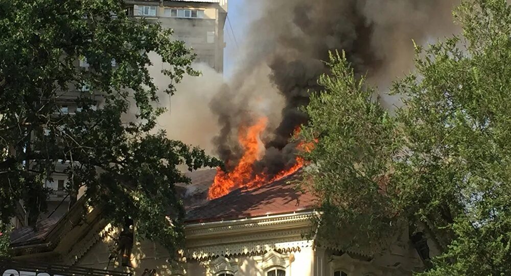 Пожар в алматы сегодня ночью. Акимат Алматы горит. Пожары в Казахстане сейчас. Пожар в Алматы сегодня. Акимат Алматы сгорел.