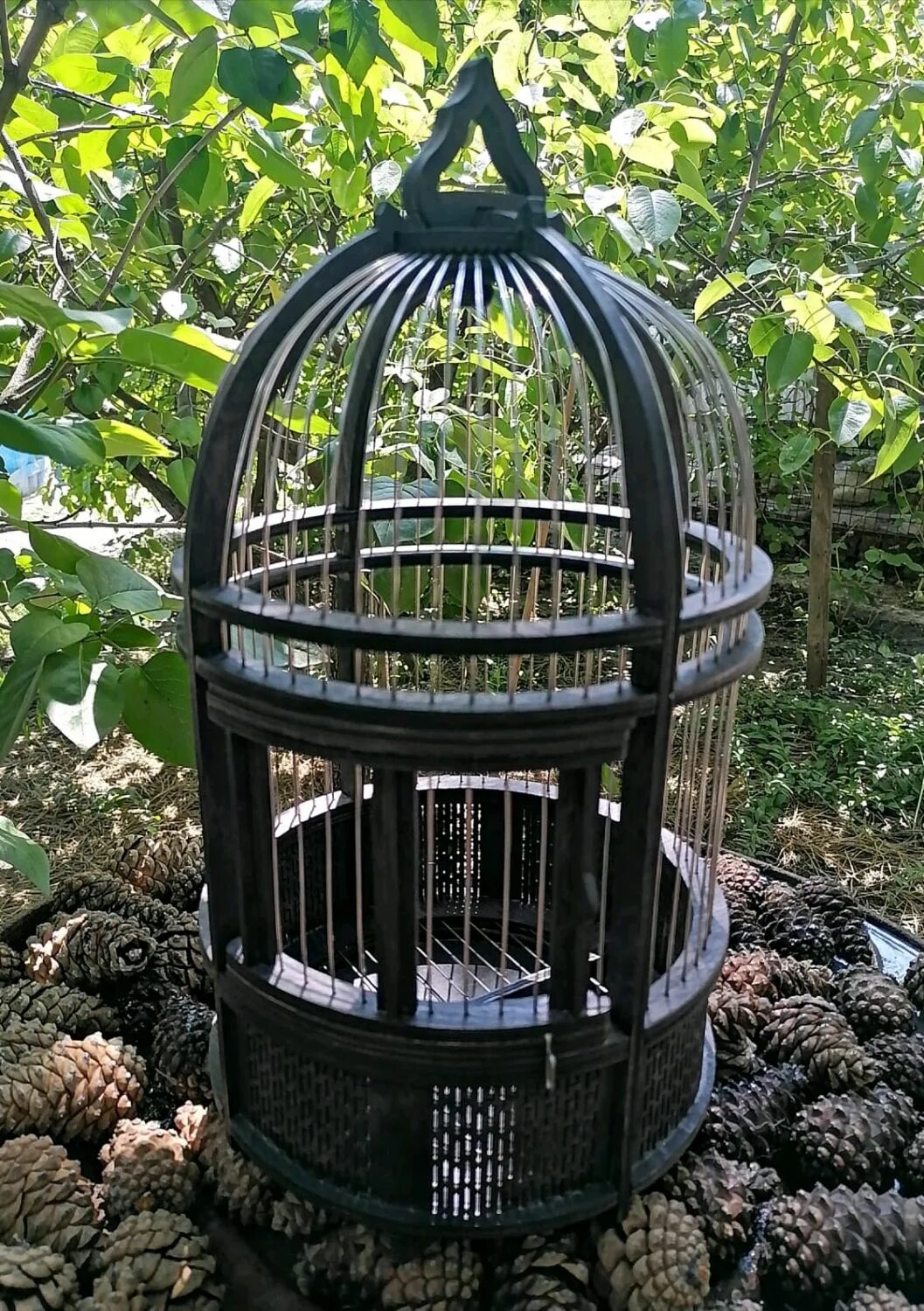 Клетка для птиц круглая. Клетка для попугая розовая. Купить клетка круглая белая декоративная. Клетка округлой формы. Золотая птичья клетка.