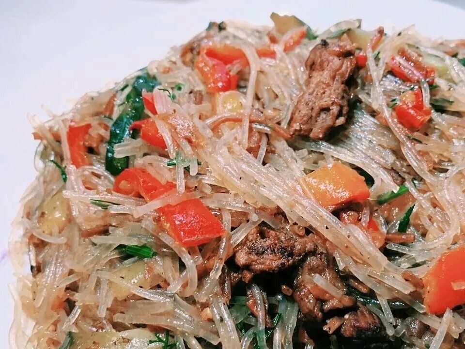 Фунчоза с курицей перцем и баклажанами