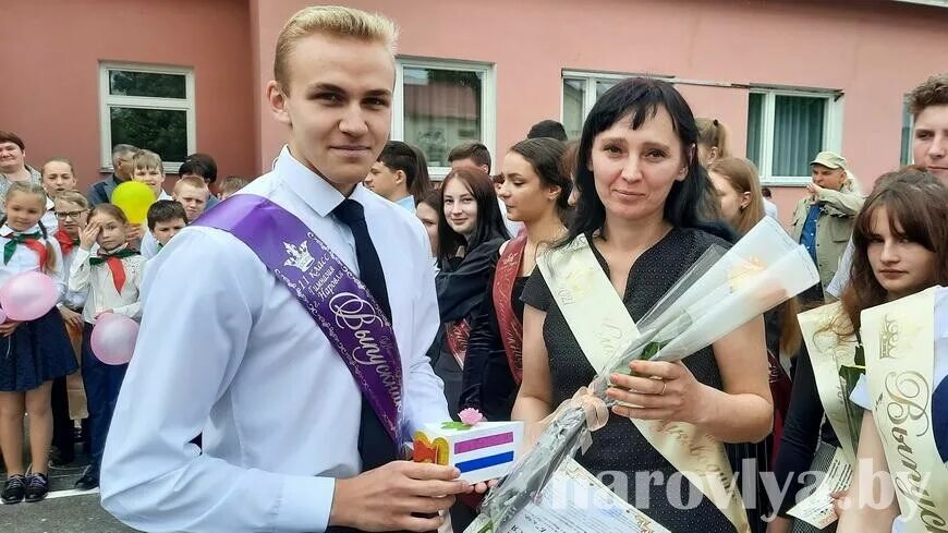 Сш 3 наровля. Красивый фото выпускников на последнем звонке. выпускной 2 школа 2025 поставы. 50 лет школе 2 наровля. адрес 3 школы наровли.