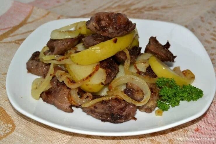 Печень с яблоками и луком. Куриная печень с яблоками. Куриная печень с яблоками и луком. Куриная печень жареная с яблоками и луком. Куриная печень с яблоками и луком.