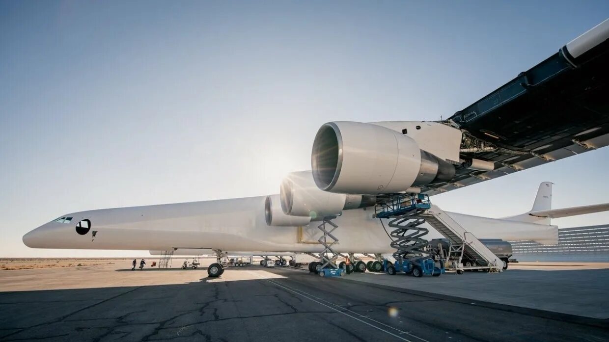 Самый большой самолет в мире. Stratolaunch Systems самолет. Самолет Roc Stratolaunch. Самый большой самолет в мире Stratolaunch. Stratolaunch model 351.