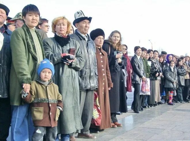 Население киргиз. Кыргызстан жители. Киргизия население. Толпа казахов. Бишкек жители.