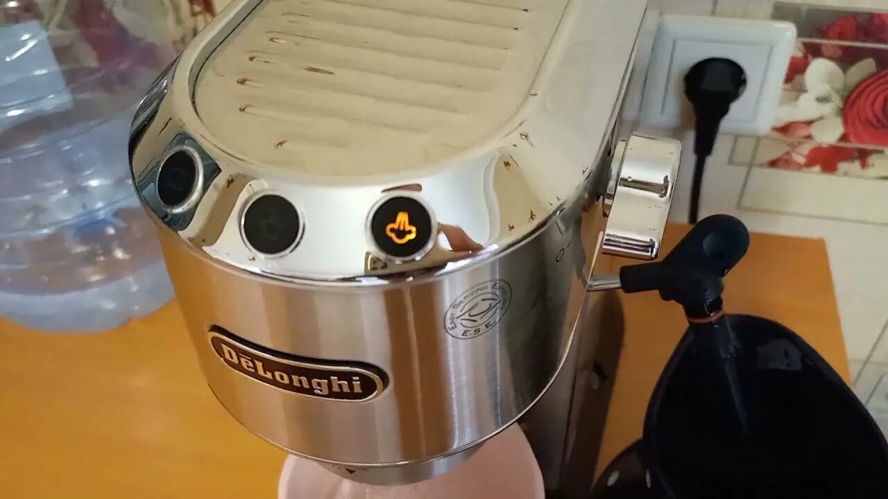 Делонги очистить от накипи. Delonghi EC 685 очистка. Delonghi EC 685 R кофемашина очиститель. Очистка от накипи кофемашины Delonghi ec685. Delonghi 685 очистка.