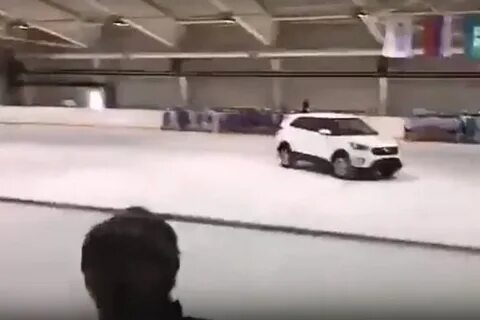 Первый подарил машину второй на ней