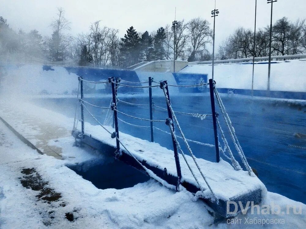 Бассейн хабаровск сайт. Открытый бассейн Хабаровск. Открытый бассейн Хабаровск зимой. СКА бассейн открытый Хабаровск сайт. Открытый бассейн в Хабаровске на набережной.