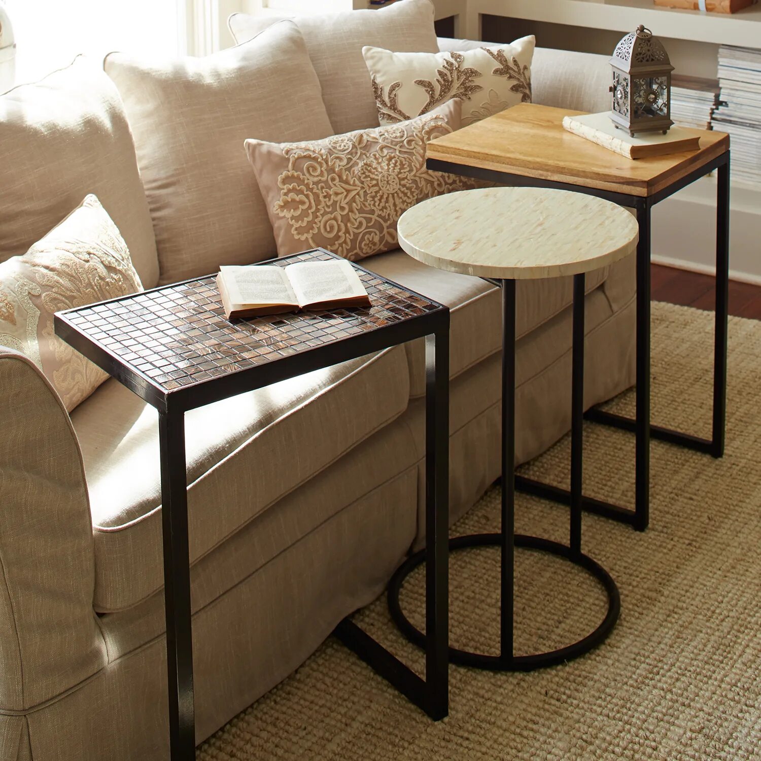 журнальный столик к дивану. журнальный столик в интерьере. стол около дивана. столик маленький. диван со столиком.