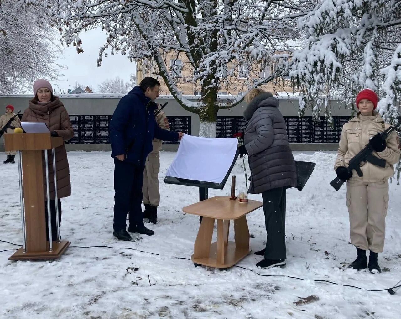 Приурочена к открытию. Открытие мемориальной доски. Открытие для ветеранов. Мемориальная доска Легасову. Мемориальная доска Веретенникову.