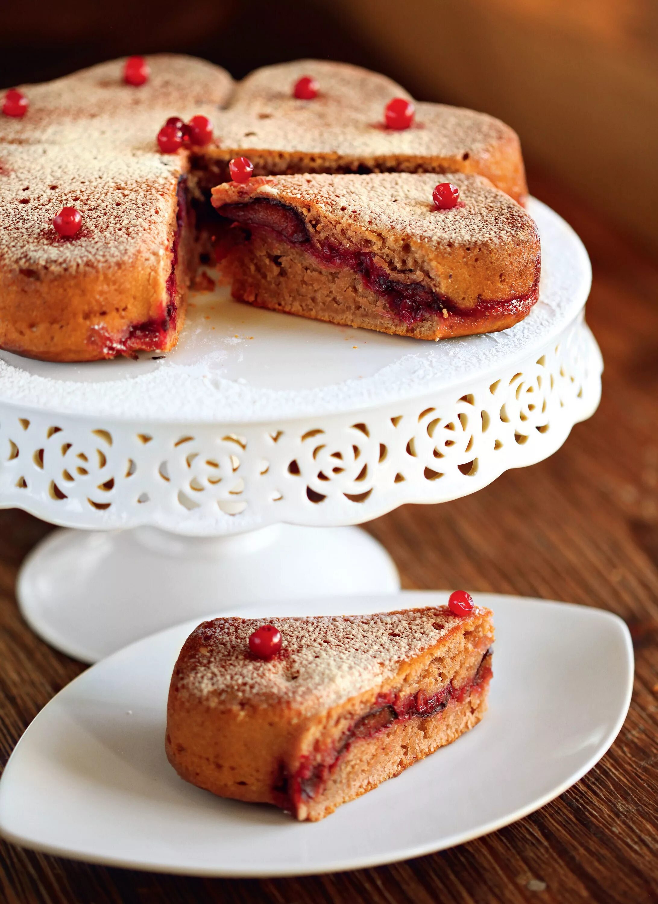 Постные пирожки со сливой. Постный пирог со. Постный пирог со смородиной. Постный пирог с клубникой. Постный морковный пирог.