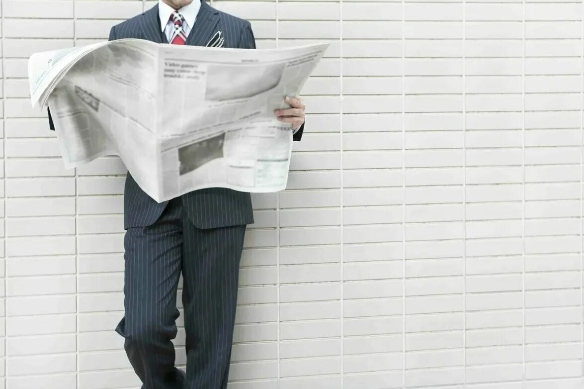 Человек читает газету. С книжкой на скамейке. Парень с газетой. Человек с газетой. Мужик читает газету.