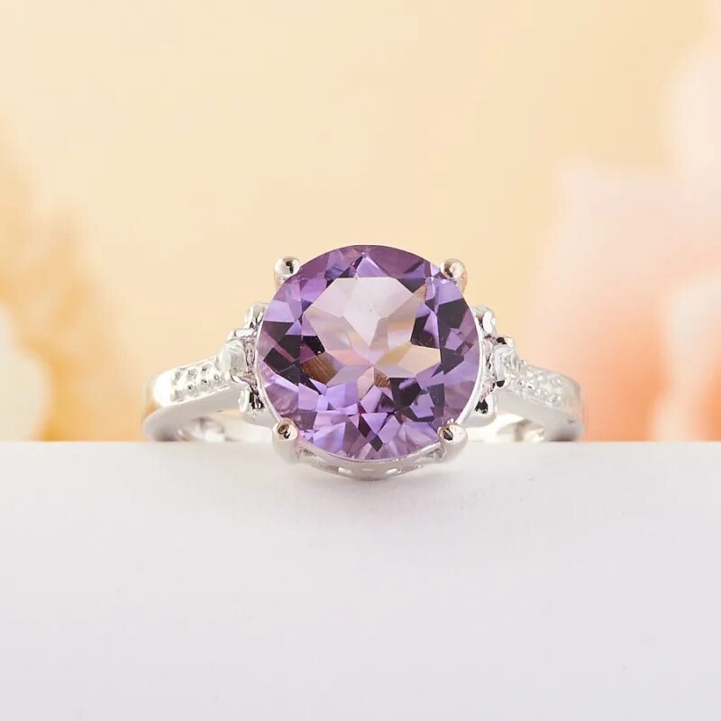 Артикул mezzo Amethyst. Кольцо с круглым аметистом. Комплект с аметистом. Кольцо с аметистом в серебре на руке.