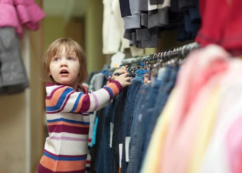 Ребенок одевается. Магазин одежды для детей. Выбор детской одежды. Детские одежды. Мамы в детской одежде.