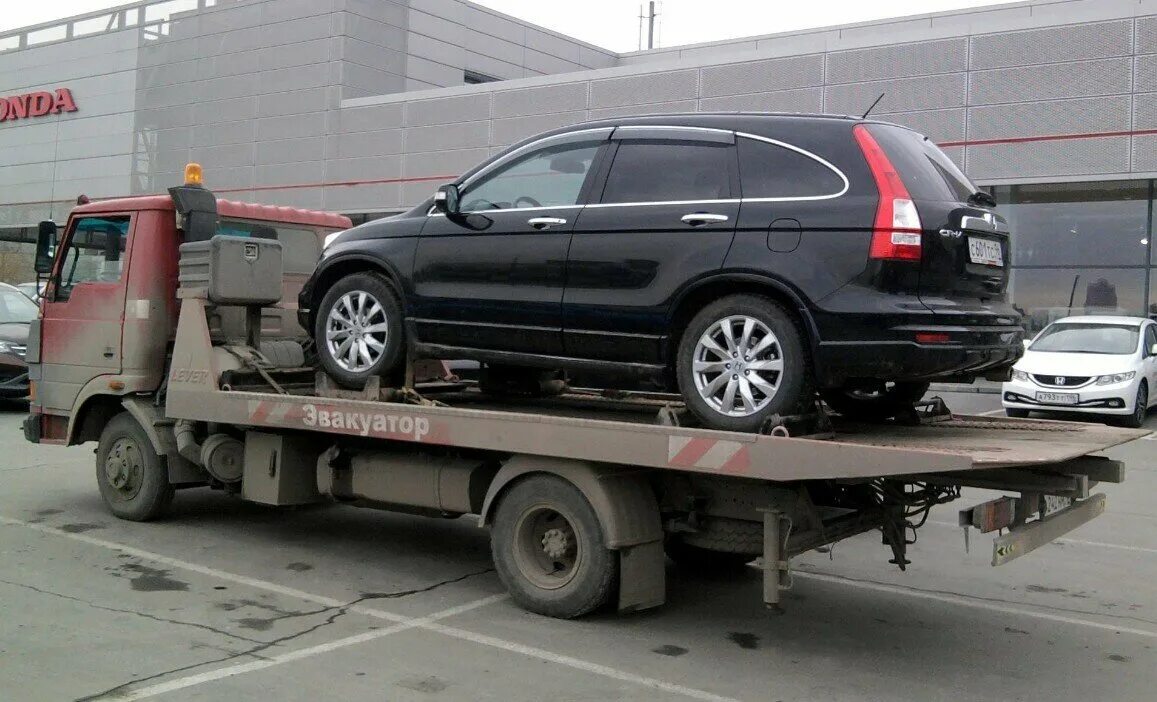 четырехосный мерседес эвакуатор. эвакуатор с закрытым кузовом. эвакуатор малаховка. эвакуатор нахабино цена. машина на эвакуаторе.