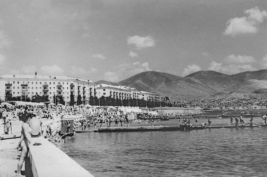 Гостиница новороссийск 80е. Новороссийск 1838 год. Новороссийск старый город. Площадь свободы новороссийск. Старый новороссийск.