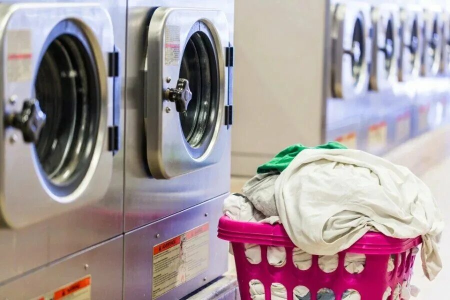 Premium Photo Man doing launder holding basket with dirty laundry