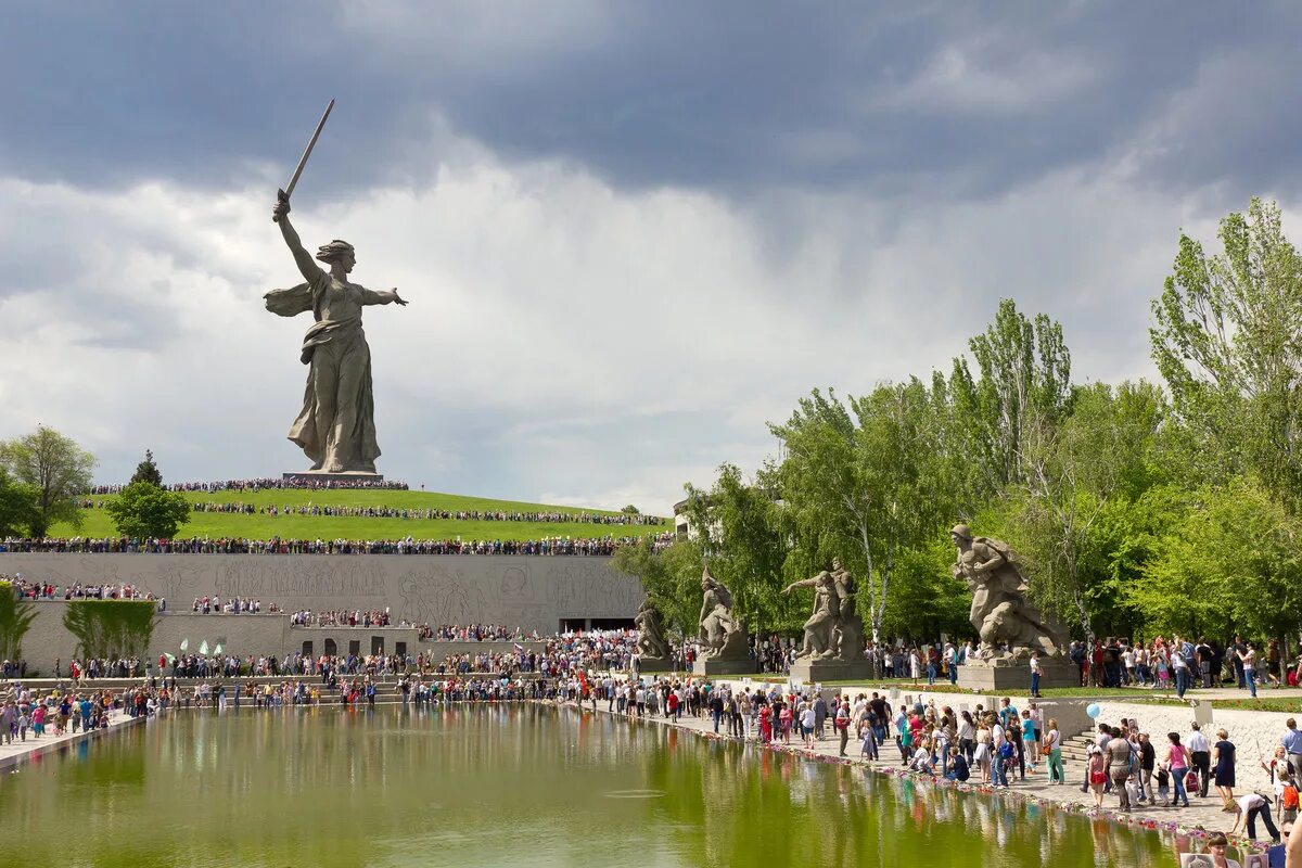 Хозяйство города волгограда. Мемориальный комплекс Мамаев Курган. Мемориальный комплекс Родина мать Волгоград. Памятник Мамаев Курган в Волгограде. Историко-мемориальный комплекс «Мамаев Курган» в Волгограде..