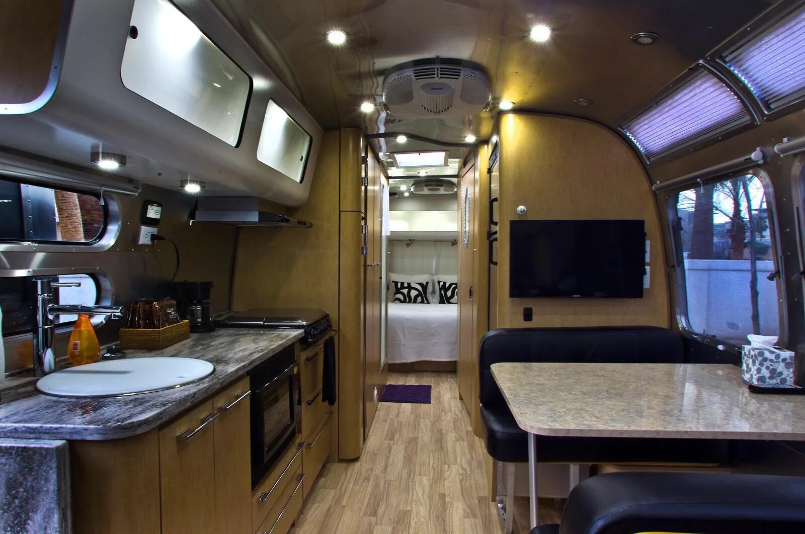 Автодом Airstream. Автодом Airstream 2020. Автодом RV Camper. Американский автодом 4х4. Американский дом на колесах