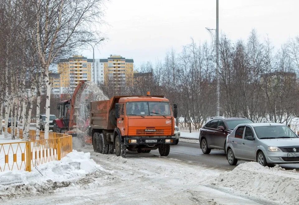 Когда снег полностью растает в 2024. Уборка снега Нижневартовск. Вывоз снега на полигон. Нижневартовск дороги. Ураган снег.