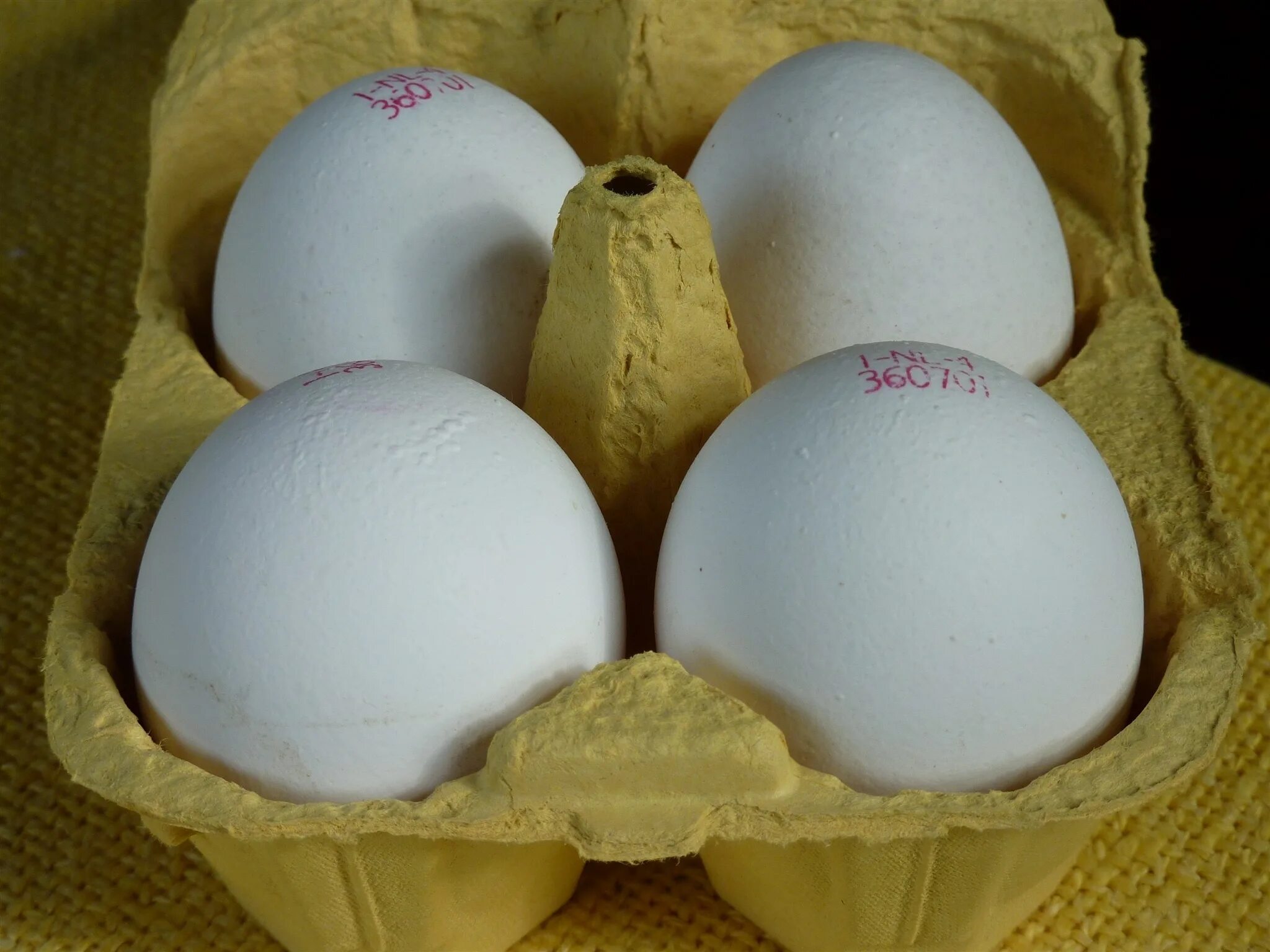 Купить 4 яйца. Коробка для куриного яйца. Сорта яиц. Яйца в коробке. Яйцо белое.